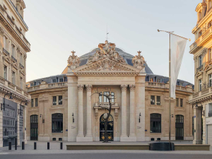 Vue du parvis de la Bourse de Commerce - Pinault Collection Paris-2024 Giuseppe Penone, Idee di Pietra, 2010 Photo credit: Romain Laprade