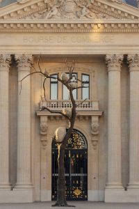 Vue du parvis de la Bourse de Commerce - Pinault Collection Paris-2024
Giuseppe Penone, Idee di Pietra, 2010
Photo credit: Romain Laprade