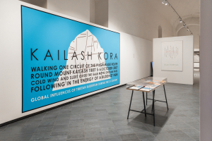 Opera Hamish Fulton, Kailash Kora, 2007, pittura opaca, lettere viniliche | Courtesy Castello di Rivoli Museo d'Arte Contemporanea, Rivoli-Torino, foto di Museo della Montagna di Torino