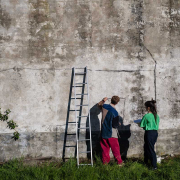 Petrit Halilaj e Marta Papini durante il sopralluogo a Dogliani © Andrea Guermani