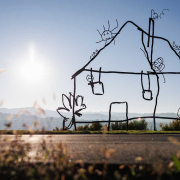 Inaugurata la nuova opera pubblica di Petrit Halilaj dal titolo Abetare (un giorno a scuola), 2025. Disegni e scarabocchi dei banchi delle scuole di Dogliani e dei Balcani, curata da Marta Papini e realizzata nell’ambito della seconda edizione di Radis, il progetto di arte nello spazio pubblico sostenuto dalla Fondazione Arte CRT in collaborazione con Fondazione CRC.