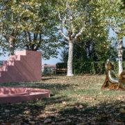 Piazza del Chafleo (2026) l’opera di Iván Argote realizzata per la terza edizione di Radis, il progetto di arte nello spazio pubblico ideato e sostenuto dalla Fondazione Arte CRT in collaborazione con la Fondazione CRC. Photo credit Andrea Guermani